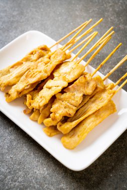 Domuz Satay-ızgara domuz fıstığı sosu veya tatlı ile servis ve 