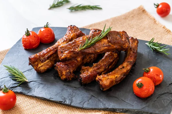 Gegrilde barbecue ribben varkensvlees — Stockfoto