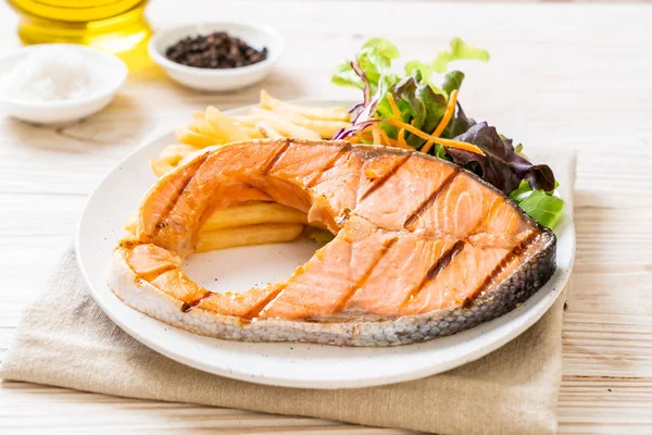 Filetto di bistecca di salmone alla griglia con verdure — Foto Stock