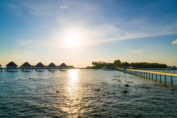 Schöne tropische Malediven Resort Hotel und Insel mit Strand a — Stockfoto