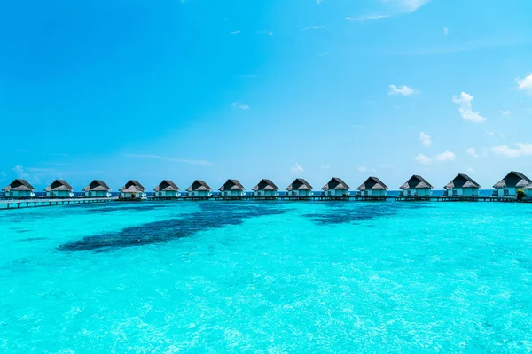 Bellissimo resort tropicale Maldive hotel e isola con spiaggia a — Foto Stock