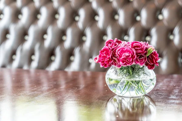 테이블에 꽃병에 아름다운 꽃다발 꽃 — 스톡 사진