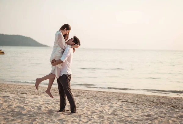 Coppia felice in viaggio di nozze sulla spiaggia di sabbia tropicale in su — Foto Stock