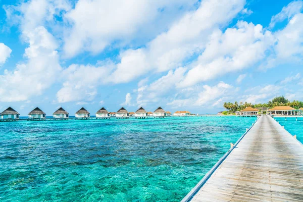 Τροπικό ξενοδοχείο και νησί των Μαλδίβες με παραλία και θάλασσα για — Φωτογραφία Αρχείου