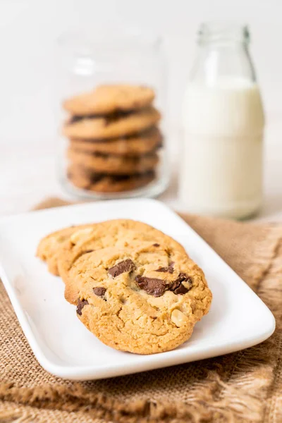 Biscoitos com chips de chocolate — Fotografia de Stock