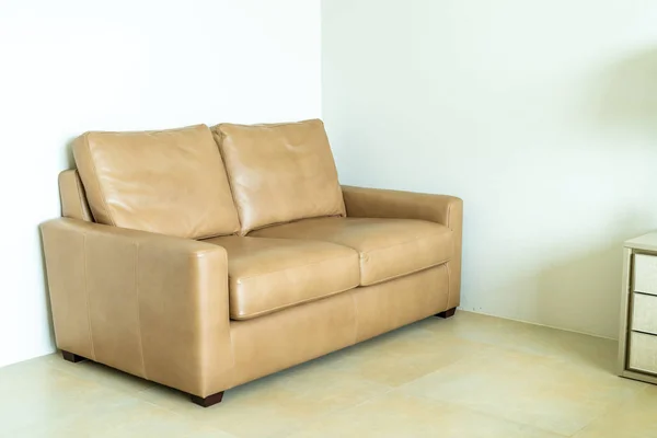 Pusta skórzana sofa w salonie — Zdjęcie stockowe