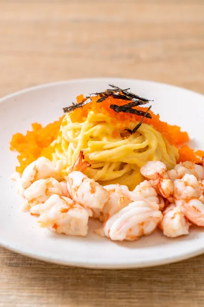 Tésztával krémes, garnélarákot tartalmazó spagetti — Stock Fotó