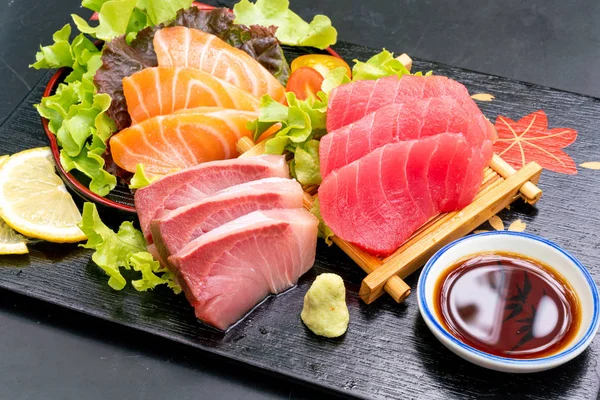 Verse zalm, tonijn en Hamaji rauwe sashimi — Stockfoto