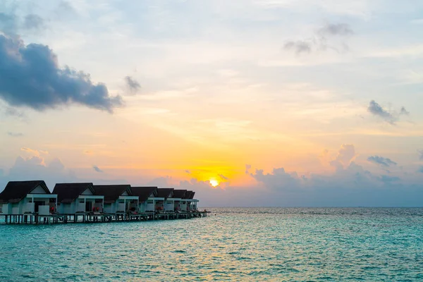 Plaj ile güzel tropikal Maldivler tatil oteli ve ada