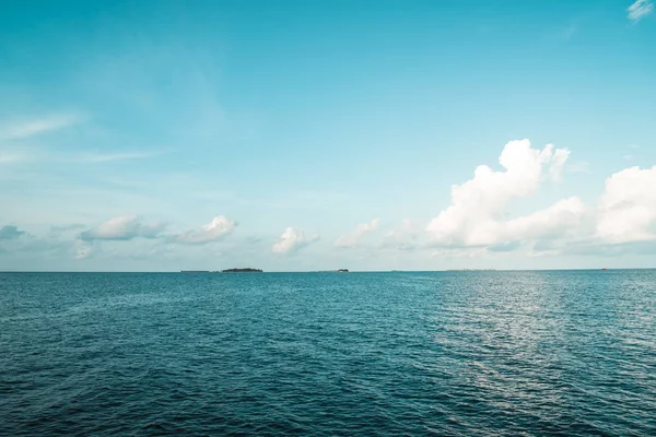 Maldives island with  ocean — Stock Photo, Image