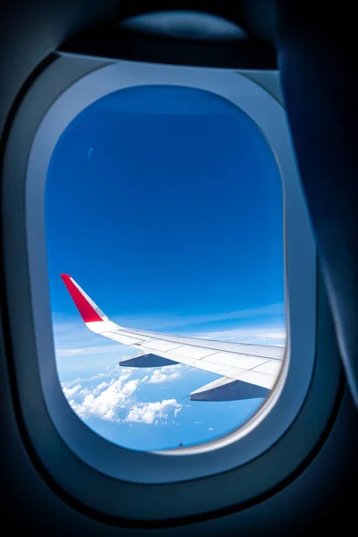 Nubes y cielo visto a través de la ventana de un avión —  Fotos de Stock