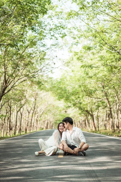 Щаслива азіатська пара закоханих на дорозі з дерева арки — стокове фото