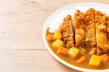 Çıtır çıtır kızarmış domuz pirzola köri ve pilav ile 