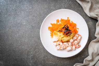 karidesler ve karides yumurtası ile spagetti kremsi