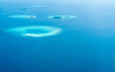 Uçak penceresinden Maldivler Adaları üst görünümü 