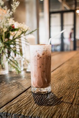 kafede çikolatalı buzlu cam