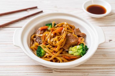 domuz ve sebze ile kızarmış erişte