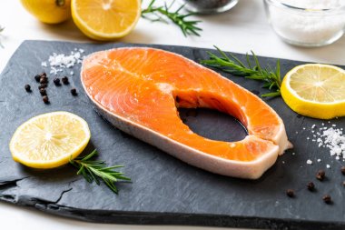 taze çiğ somon fileto biftek