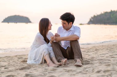 Mutlu çift balayı gidiş tropikal kum plajı üzerinde su içinde seyahat.