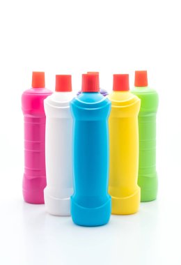 beyaz zemin üzerine tuvalet temizleyici şişesi