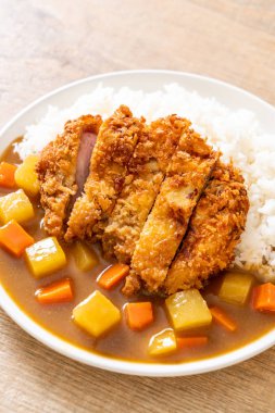 Çıtır çıtır kızarmış domuz pirzola köri ve pilav ile 