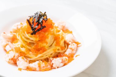 karidesler ve karides yumurtası ile spagetti kremsi