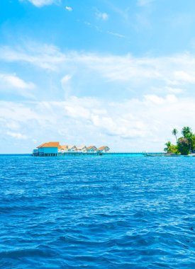 plaj ve deniz ile tropikal Maldivler tatil otel ve ada
