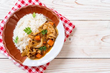 Japon köri pirinç dilimlenmiş domuz eti, havuç ve soğan ile