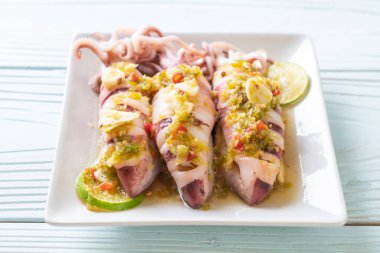 Baharatlı Chili ve limon sosu ile buharda squids