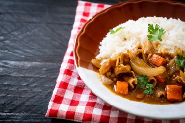 Japon köri pirinç dilimlenmiş domuz eti, havuç ve soğan ile