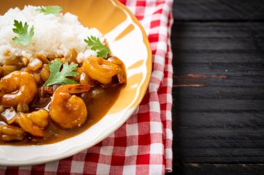 Pirinç Köri soslu karides