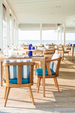restoranda boş masa ve sandalye dekorasyonu