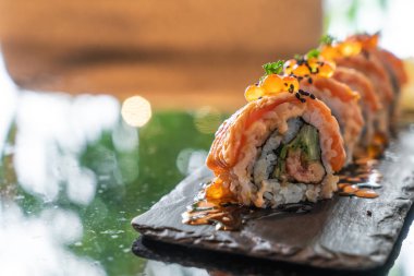 somon suşi rulo kaz ciğeri ile