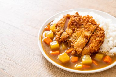 Çıtır çıtır kızarmış domuz pirzola köri ve pilav ile 