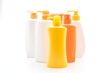 Beyaz arka plan üzerinde şampuan veya saç kremi şişe
