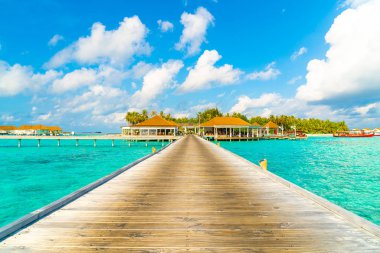 plaj ve deniz ile tropikal Maldivler tatil otel ve ada