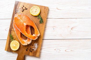 taze çiğ somon fileto biftek