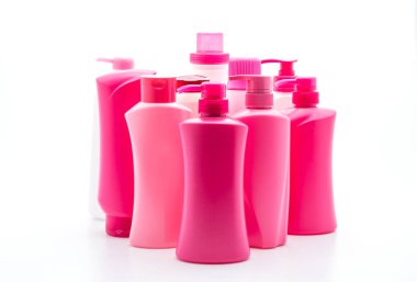 Beyaz arka plan üzerinde şampuan veya saç kremi şişe