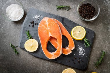 taze çiğ somon fileto biftek