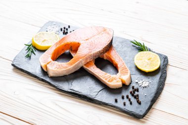 taze çiğ somon fileto biftek