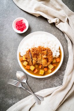 Çıtır çıtır kızarmış domuz pirzola köri ve pilav ile 