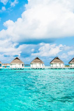 plaj ve deniz ile tropikal Maldivler tatil otel ve ada