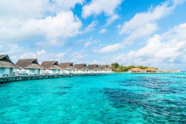 plaj ve deniz ile tropikal Maldivler tatil otel ve ada