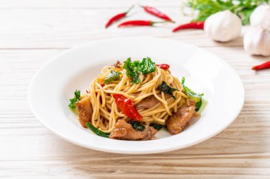 tavuk ve fesleğen ile karıştırın-kızarmış spagetti