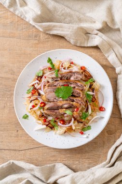 Kızarmış ördek pamelo baharatlı salata