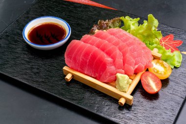 Soya soslu Taze Ton Balığı Çiğ Sashimi