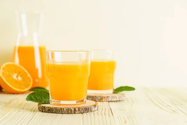 Jus d'orange frais sur fond de bois — Photo