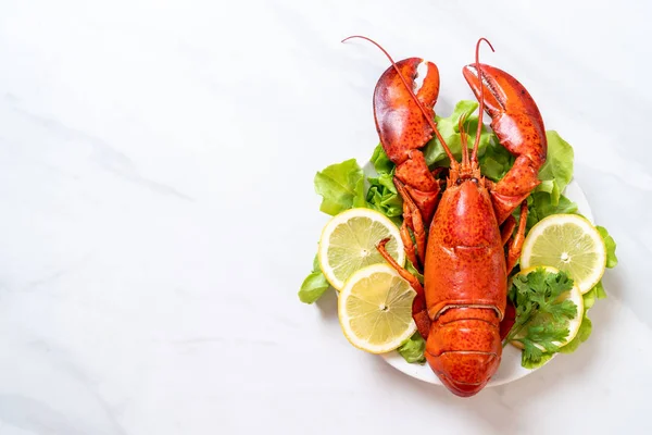 煮龙虾配蔬菜和柠檬 — 图库照片