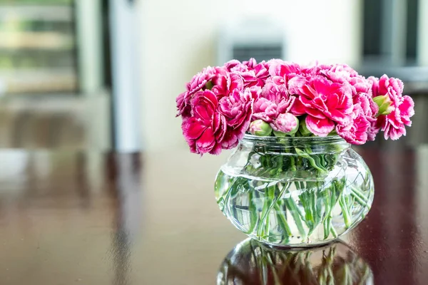 Mooie boeket bloem in vaas op tafel — Stockfoto