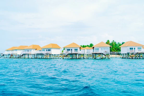 열대 몰디브 리조트 호텔 과 섬 해변과 아름다운 — 스톡 사진
